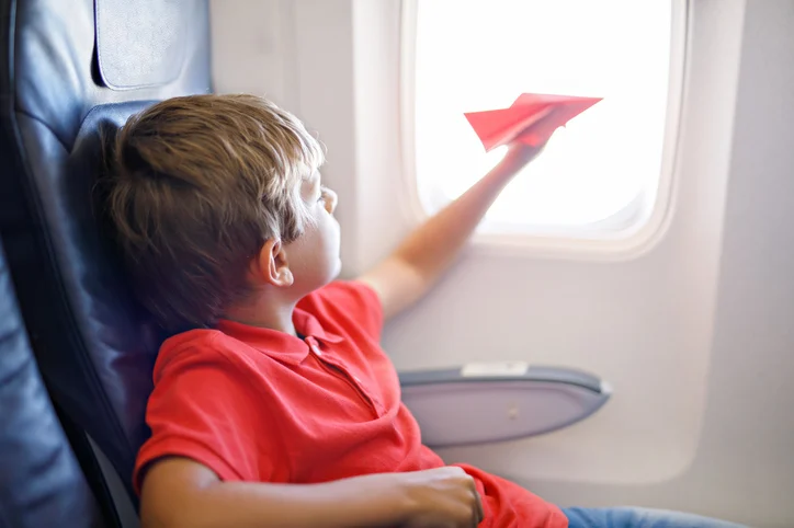 Un bambino su un aereo