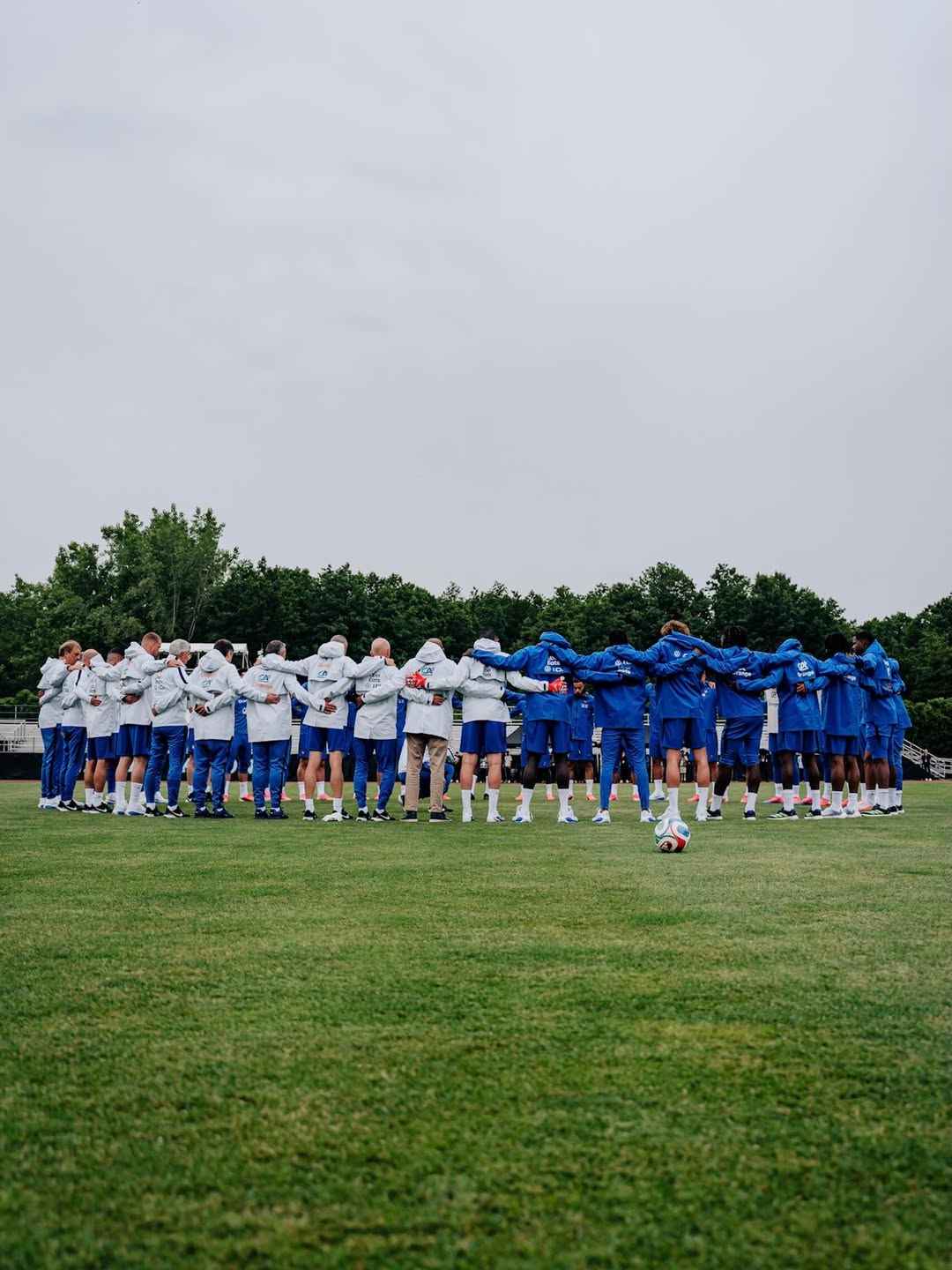 I giocatori della squadra di calcio francese rendono omaggio alla madre del loro allenatore, Didier Deschamps, morta nel giugno 2026