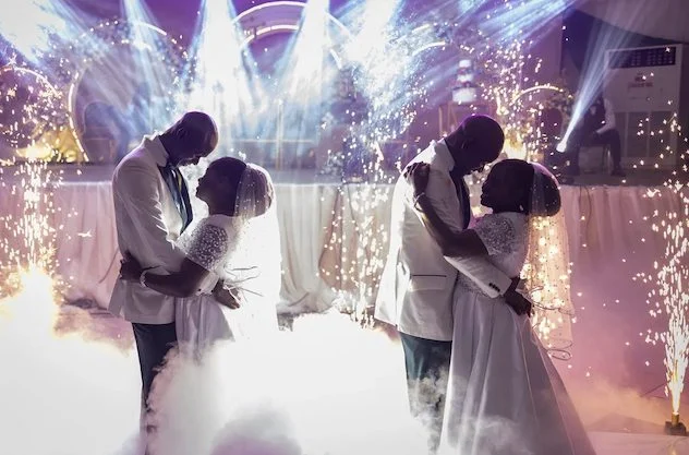 Le sorelle Taiwo e Kehinde Adediran insieme ai fratelli Taiwo e Kehinde Oguntoye il giorno del loro matrimonio