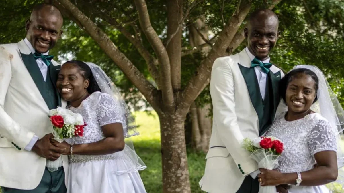 Le sorelle Taiwo e Kehinde Adediran insieme ai fratelli Taiwo e Kehinde Oguntoye il giorno del loro matrimonio