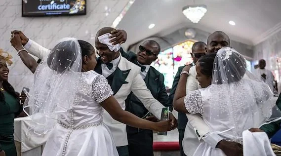 Le sorelle Taiwo e Kehinde Adediran insieme ai fratelli Taiwo e Kehinde Oguntoye il giorno del loro matrimonio