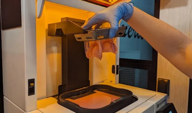 Connor Gibson nel suo laboratorio