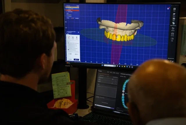 Connor Gibson nel suo laboratorio
