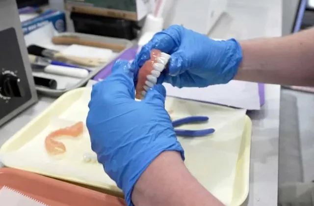 Connor Gibson nel suo laboratorio