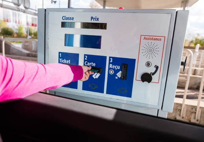 L'autista ridisegna la sua carta al casello autostradale
