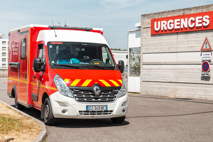 Un'ambulanza davanti al pronto soccorso