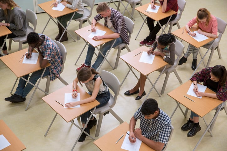 Gli studenti sostengono un esame