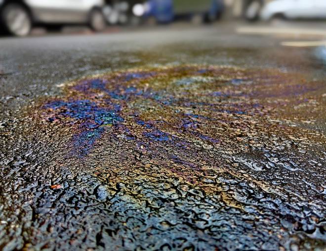 Tracce di carburante sulla strada