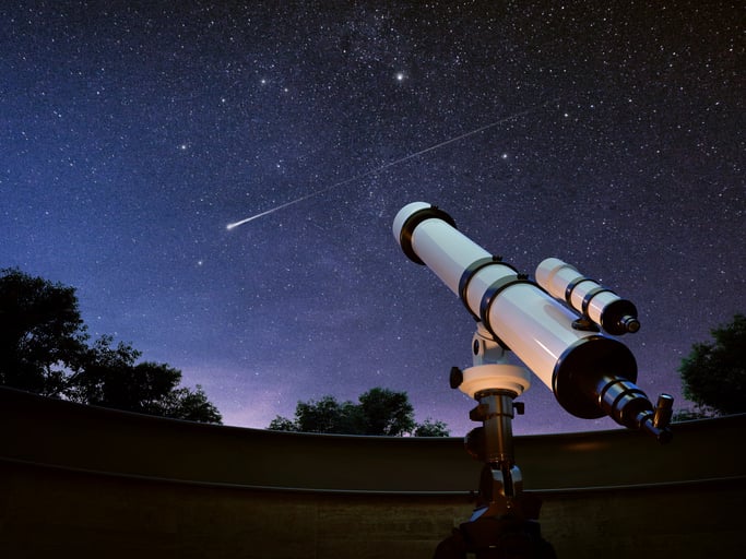 Un telescopio e una stella cadente