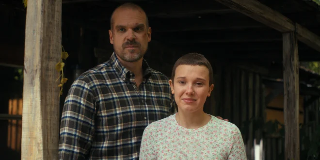 David Harbour e Millie Bobby Brown dentro