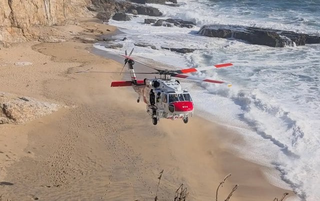 Un elicottero che sorvola la spiaggia