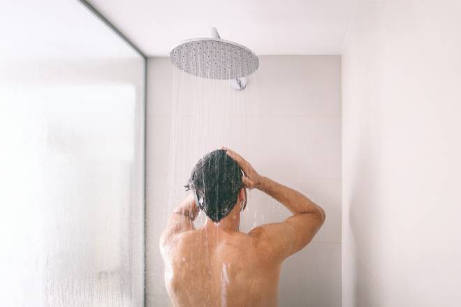Uomo che fa la doccia