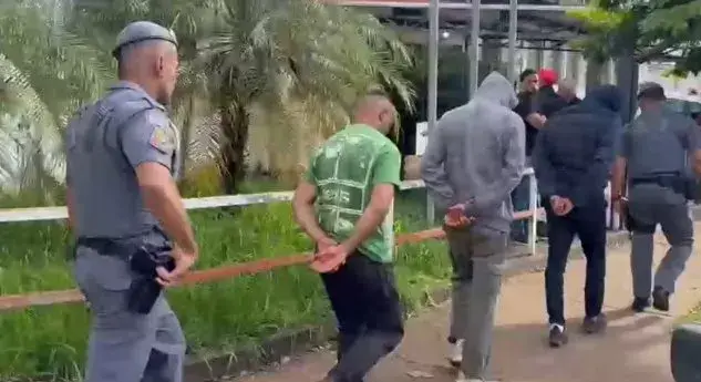 Maicon Fernandes Cintra (42 anni), Luis Felipe Feliciano Egoroff (32 anni) e Vitor de Freitas Gonçalves poco dopo il loro arresto in Brasile