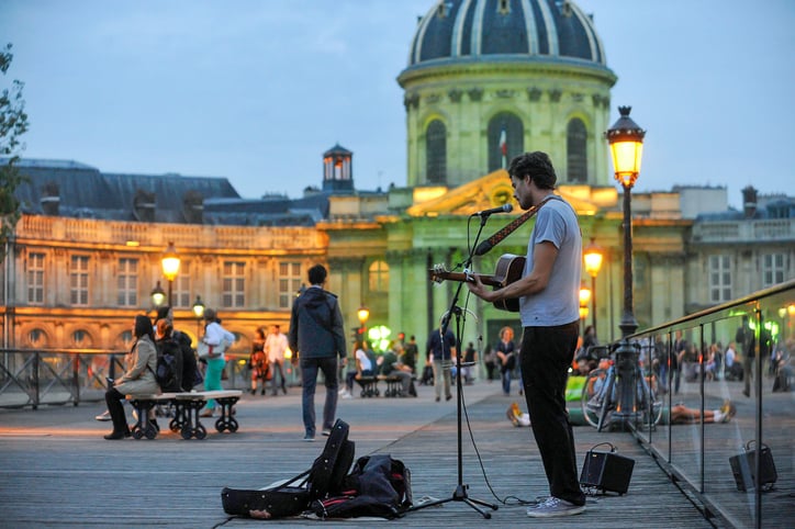 Un musicista per strada a Parigi
