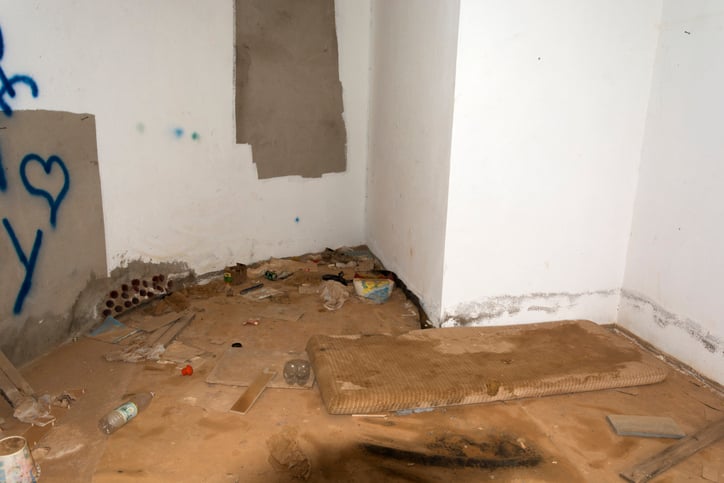 Interno deteriorato di una casa occupata