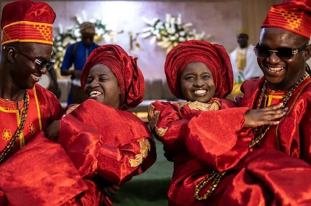 Le sorelle Taiwo e Kehinde Adediran insieme ai fratelli Taiwo e Kehinde Oguntoye il giorno del loro matrimonio