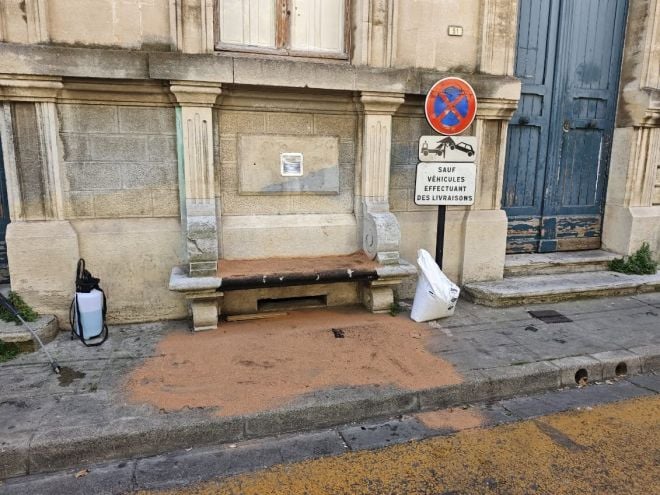 La panchina danneggiata dall'olio