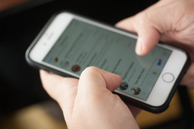 Uomo che usa WhatsApp sul suo telefono