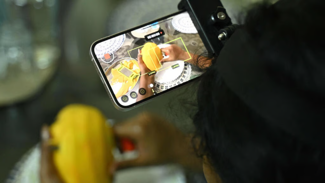 Si filma mentre taglia un mango