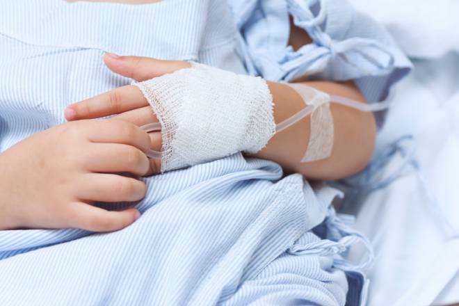 Mani di un bambino malato in ospedale