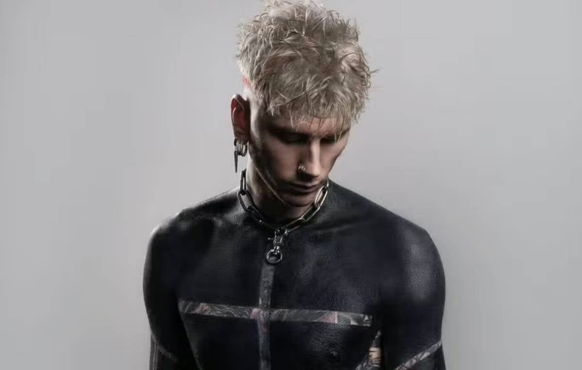Machine Gun Kelly coperto dal suo tatuaggio nero