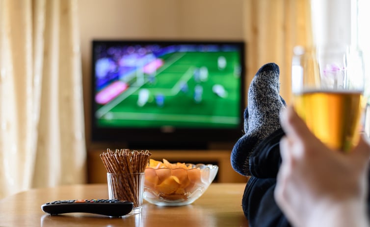 Snack davanti ad una partita di calcio in televisione