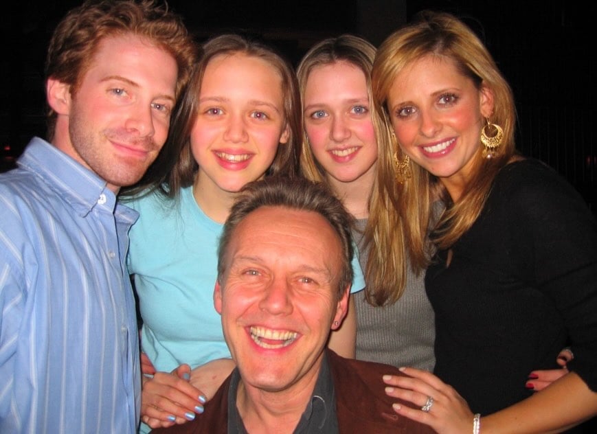 Una foto di gruppo con Anthony Head e Sarah Michelle Gellar