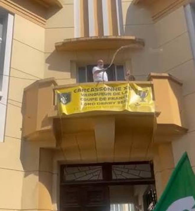 Il sindaco spruzza i manifestanti dal suo balcone