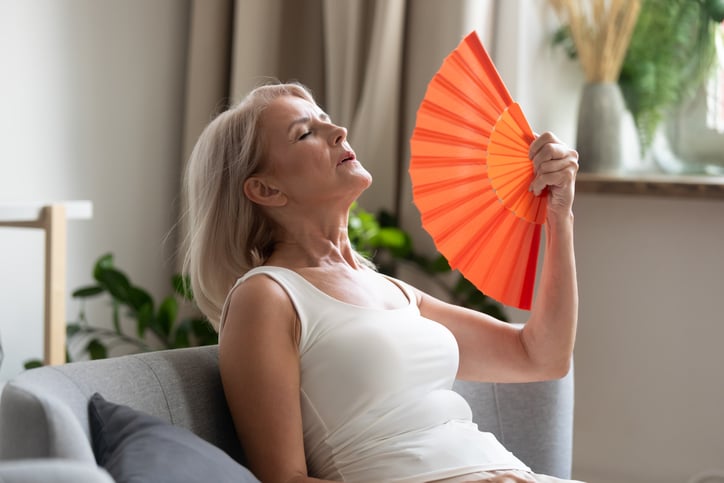 Una donna è calda a casa
