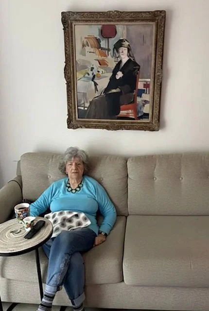 Helene Plotkin, seduta a casa, sotto il dipinto Interno: La signora in nero