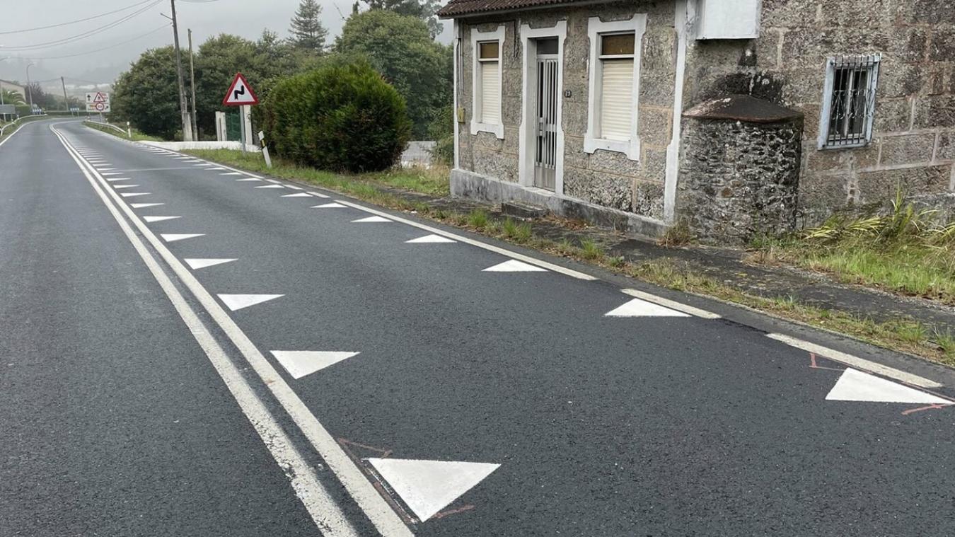 Una strada con segnaletica orizzontale standard