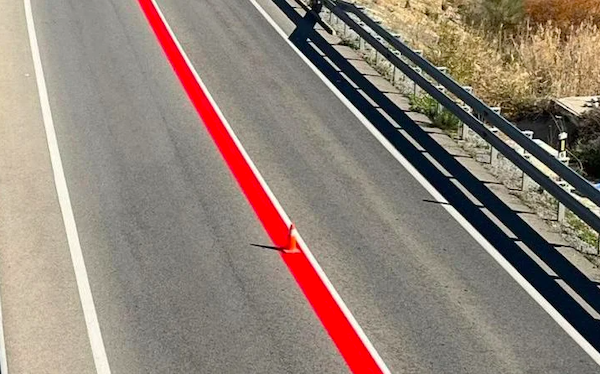 Una linea rossa su una strada