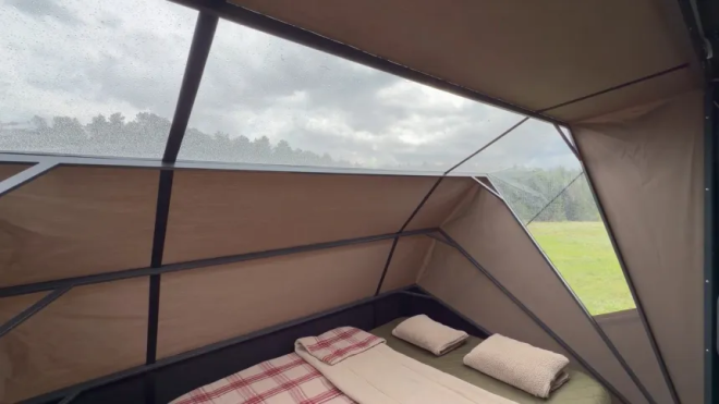 La camera da letto della piccola casa
