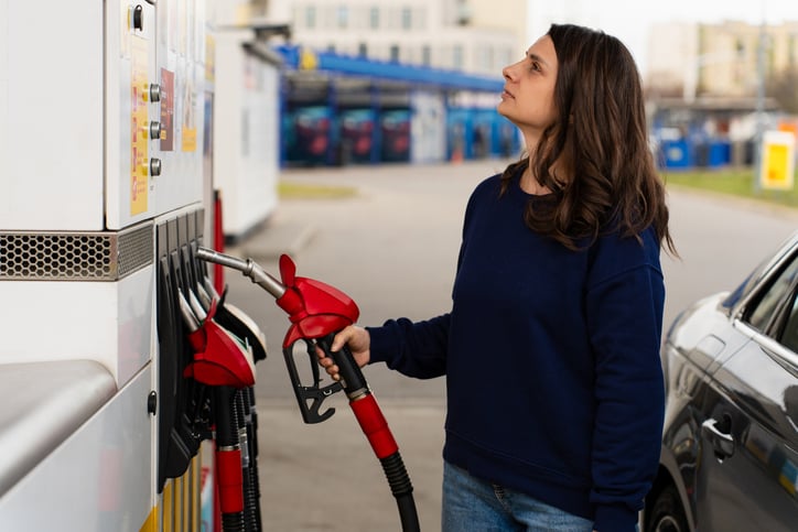 Una donna mette la benzina