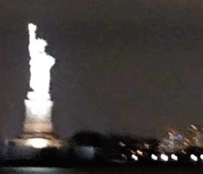 Una foto sfocata e scura
