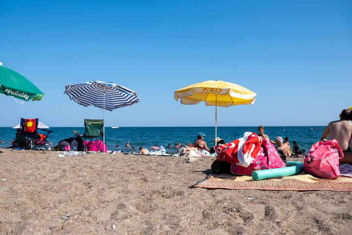 Ombrelloni su una spiaggia
