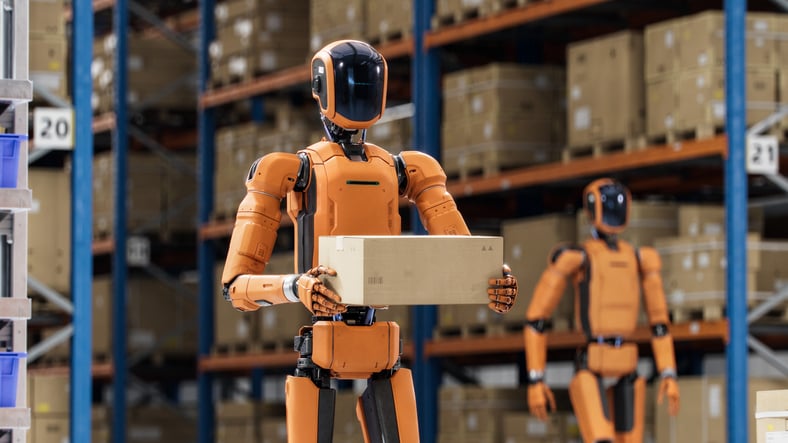 Un robot umanoide trasporta un pacco
