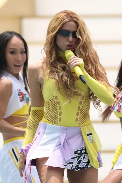 La cantante Shakira durante la cerimonia di apertura della Coppa del Mondo