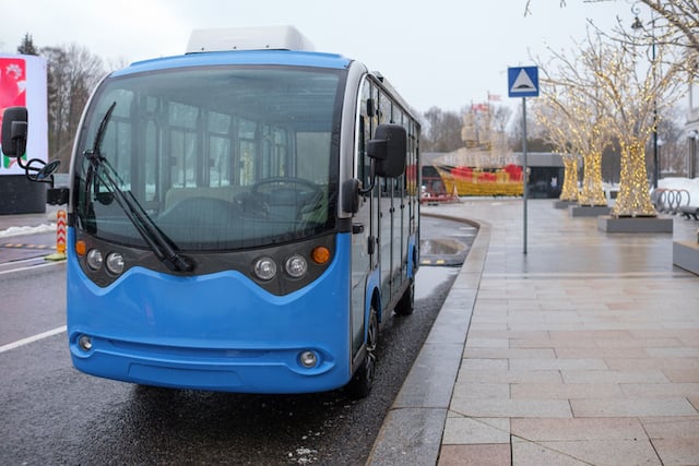 Un autobus blu parcheggiato