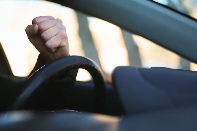 Un automobilista stringe il pugno