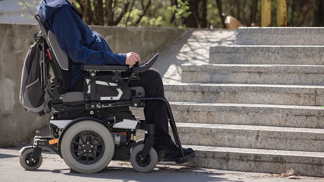 Un uomo che usa una sedia a rotelle elettrica