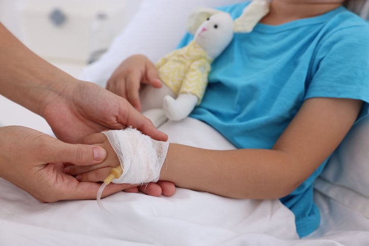 Un bambino confortato dalla madre in ospedale