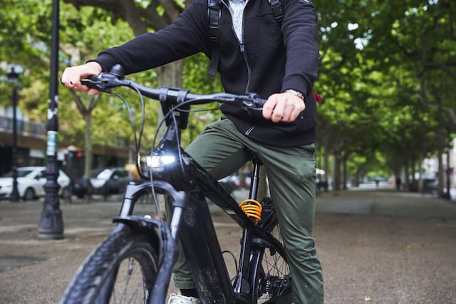 Un uomo maturo in sella a una bici elettrica