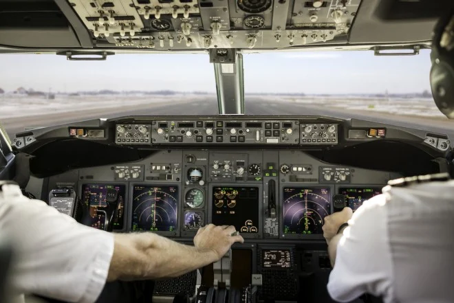 Piloti nella cabina di pilotaggio di un aereo