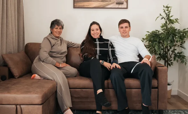 Yeli circondata da sua madre e suo marito