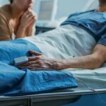 È al capezzale del figlio 18enne, ustionato sul 60% del corpo... il suo capo la licenzia al telefono


