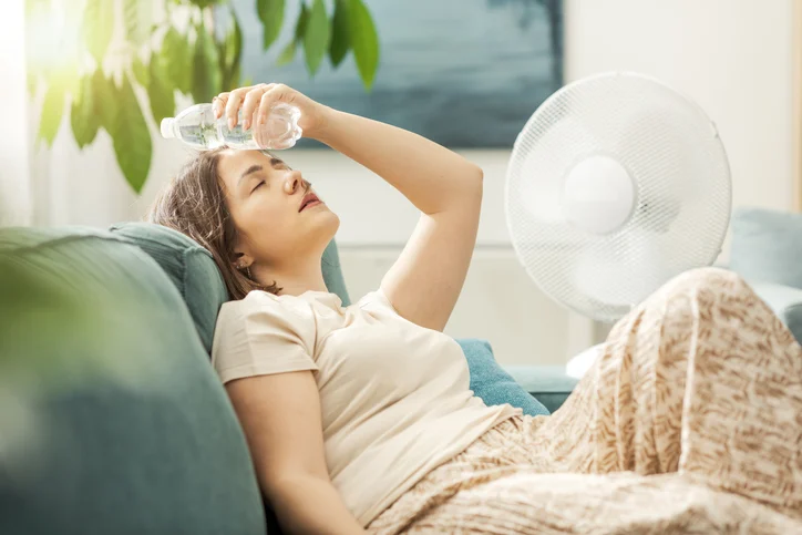 Una donna è calda a casa