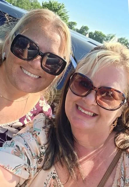 Sarah Jo Reeder con la sua amica Ashley Flowers