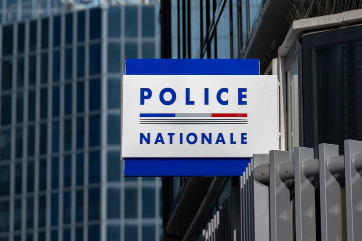 Un cartello della stazione di polizia