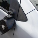 Strappa lo specchietto retrovisore di un'auto che lo aveva appena sorpassato... l'autista era un agente di polizia


